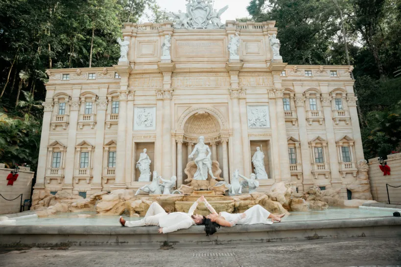 noivos em pre wedding na fontana de trevi de serra negra