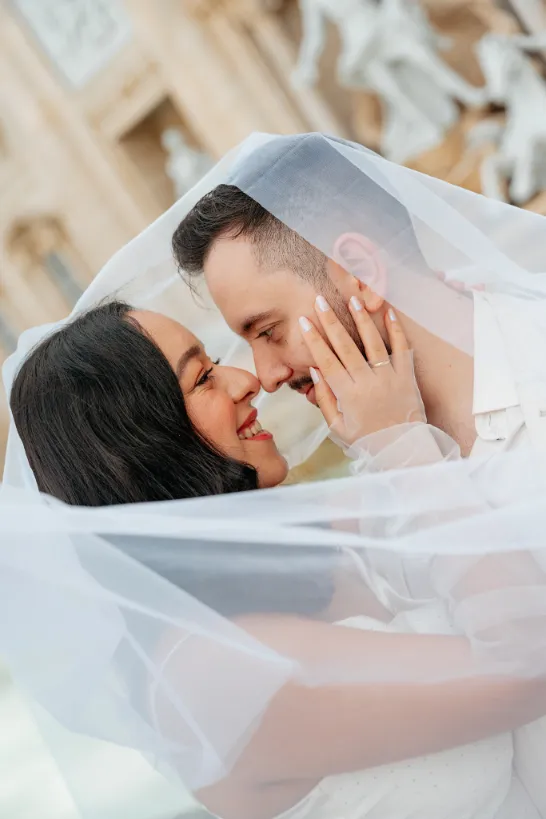 noivos no pre wedding sob véu de noiva