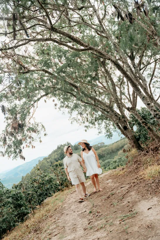 noivos caminhando no campo