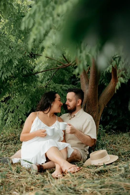 noivos tomando café sentados na grama