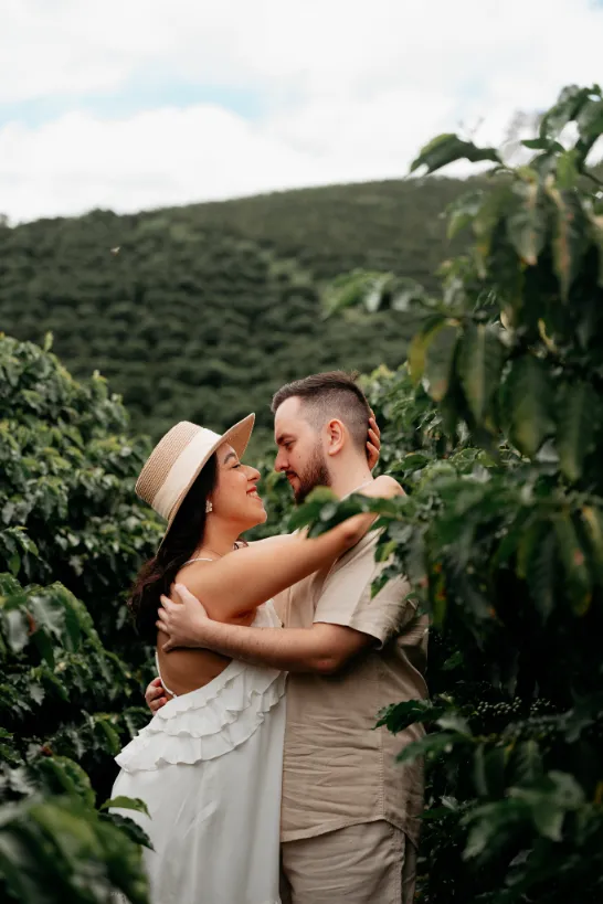 noivos em pre wedding no campo de serra negra