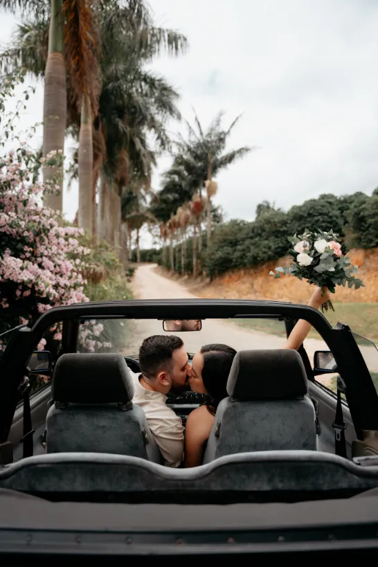 noivos se beijando dentro do carro