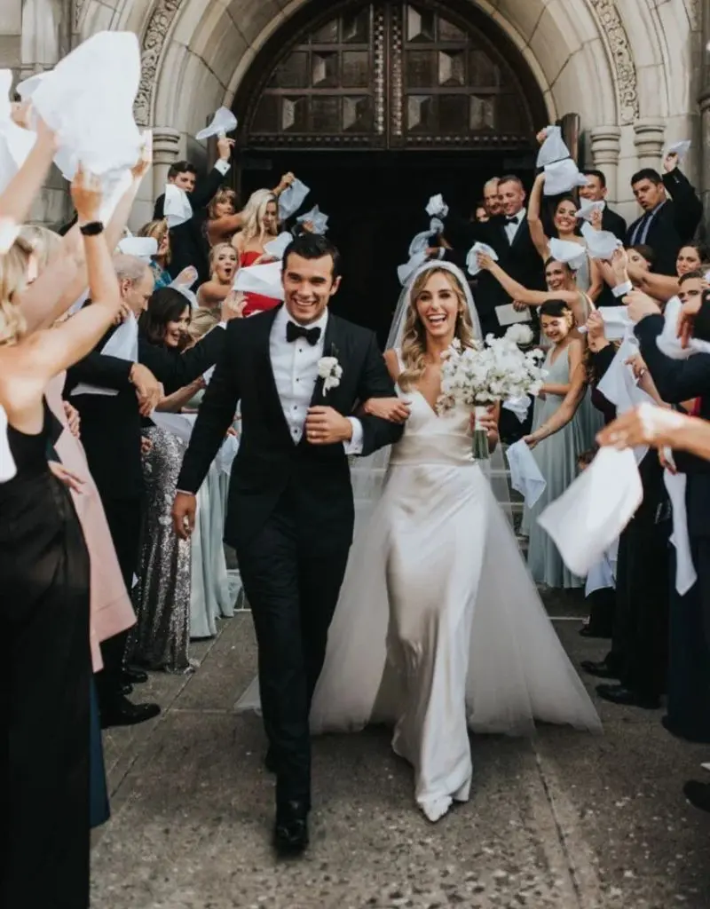 sa&iacute;da dos noivos de casamento na igreja cat&oacute;lica