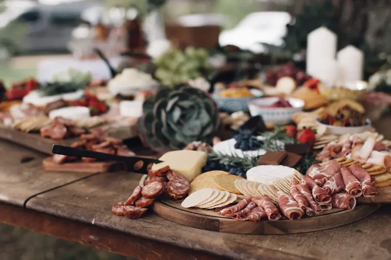 tábua de frios para servir no noivado