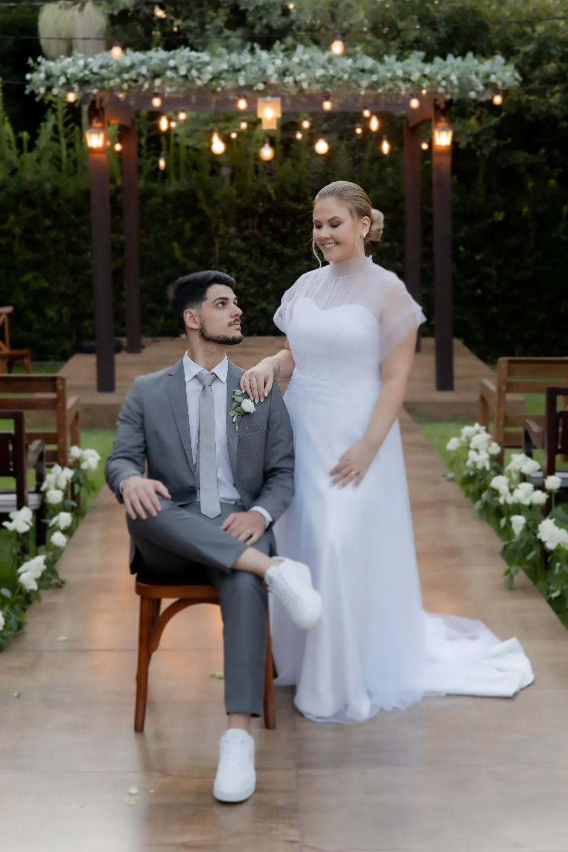 noivos no ensiao de casamento