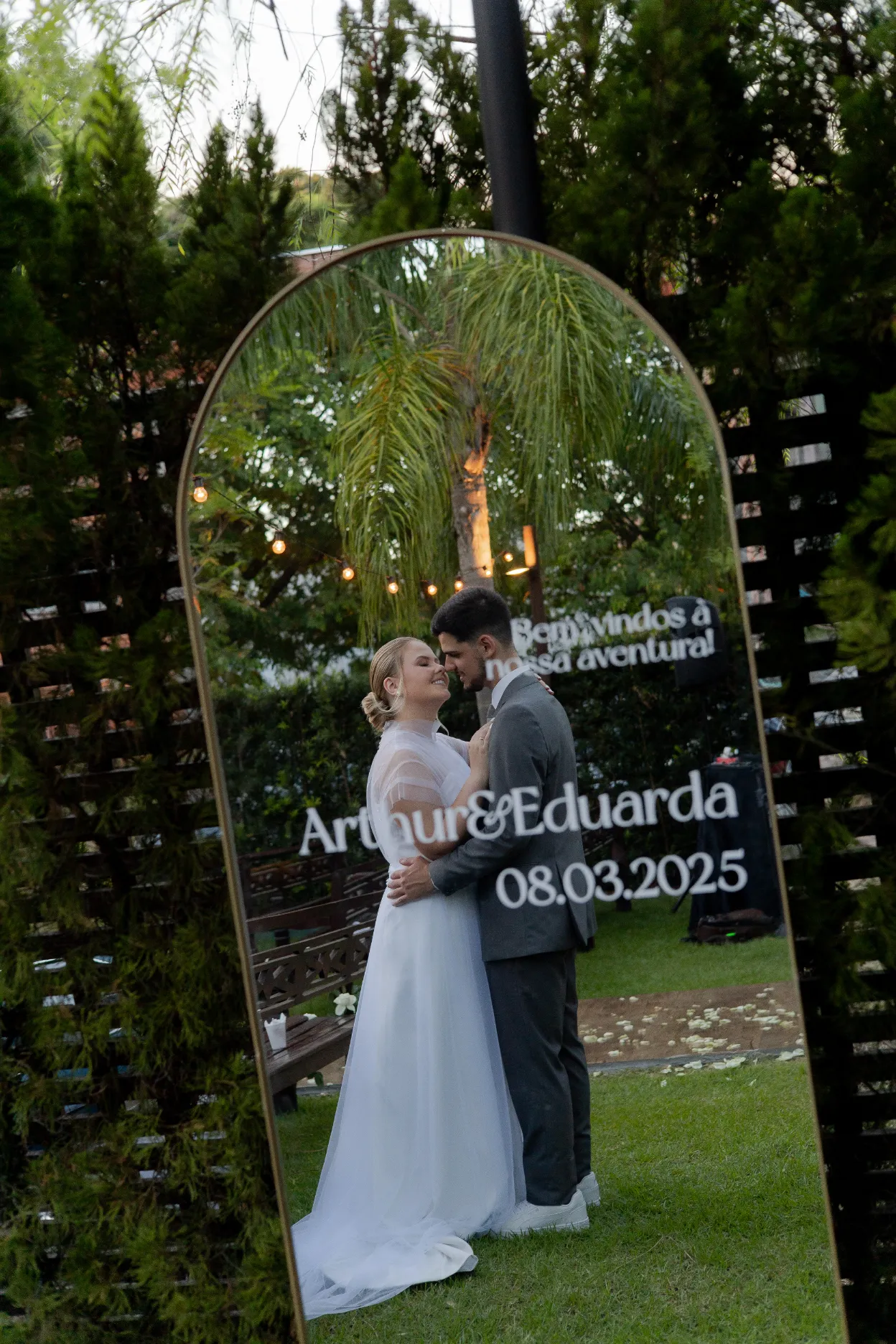 noivos no reflexo do espelho decorado