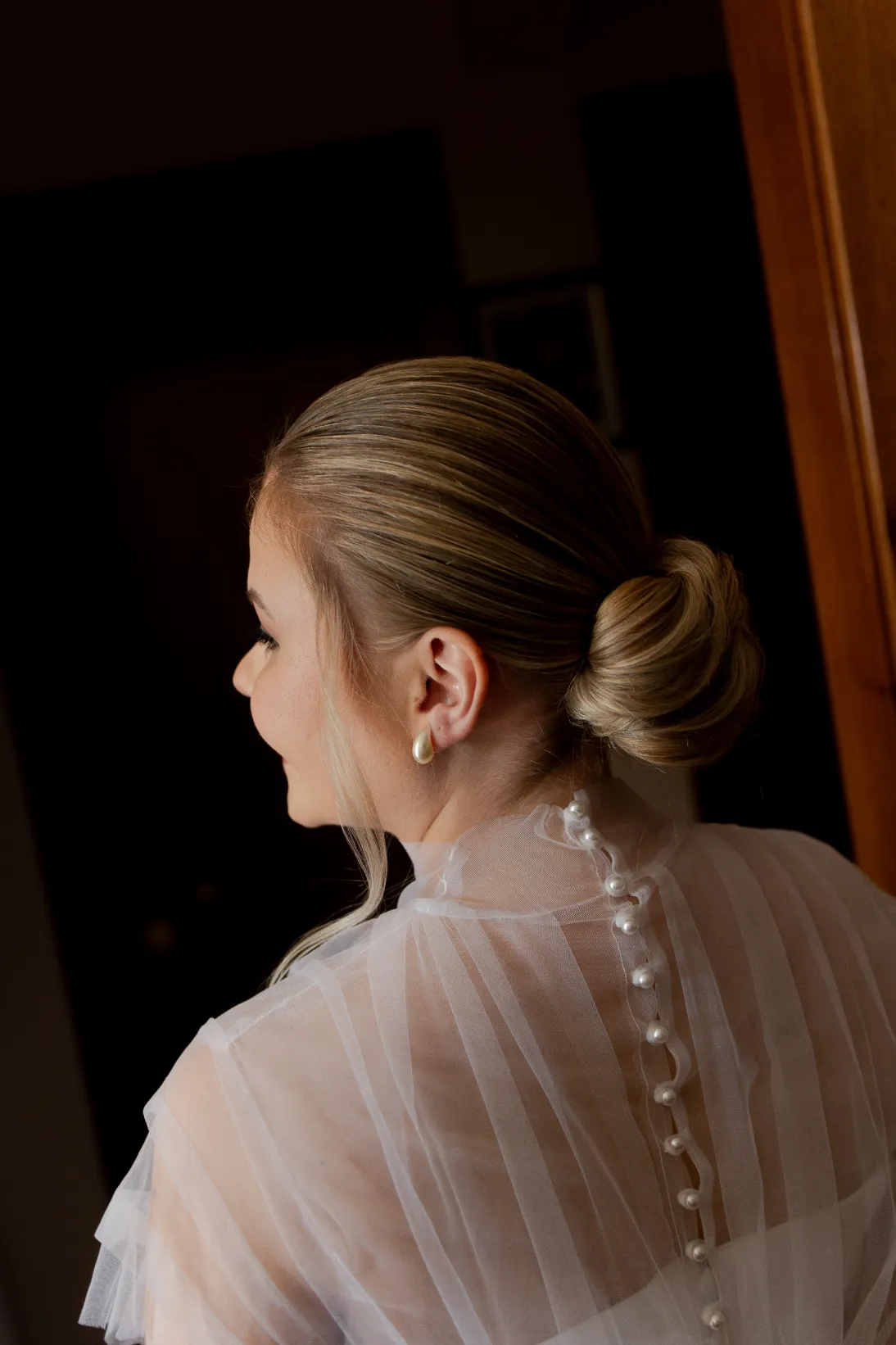 mulhe com vestido com sobreposi&ccedil;&atilde;o removivel