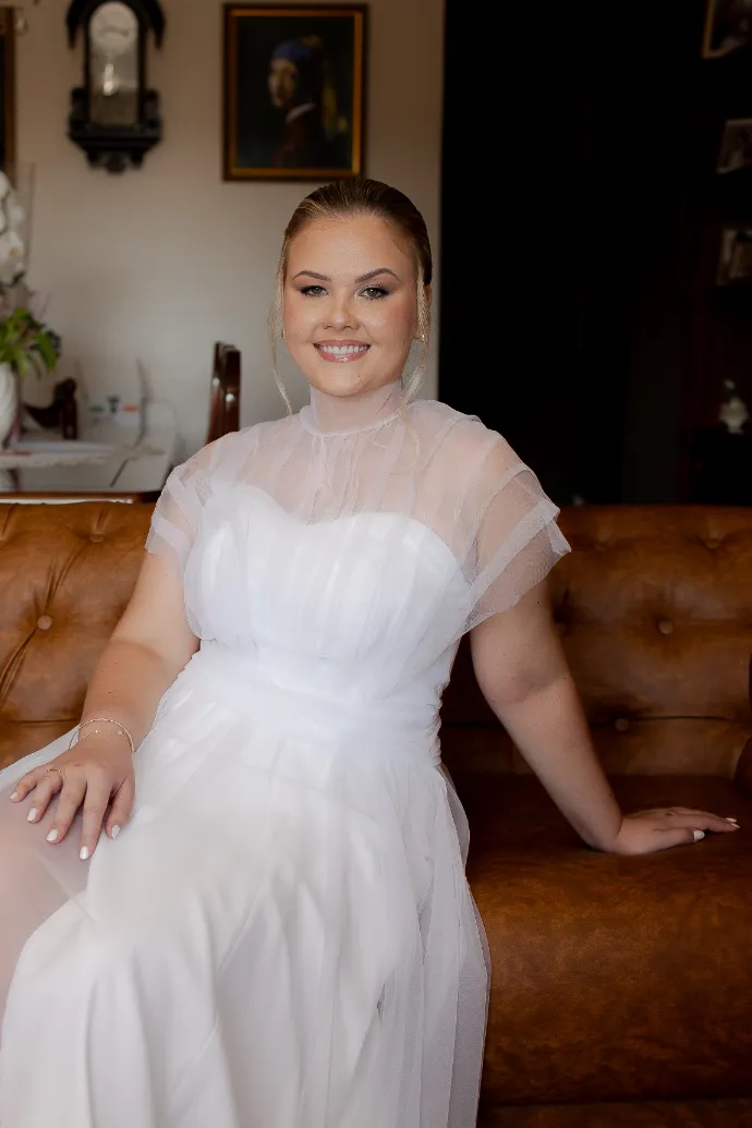 mulher com vestido de noiva dois em um