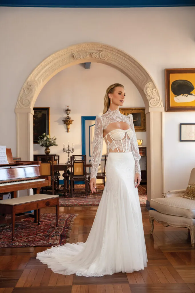 mulher com vestido de noiva tomara que caia rendado e sobreposição