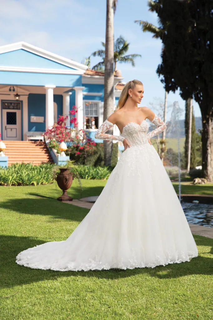 mulher com vestido de noiva com mangas removiveis de renda