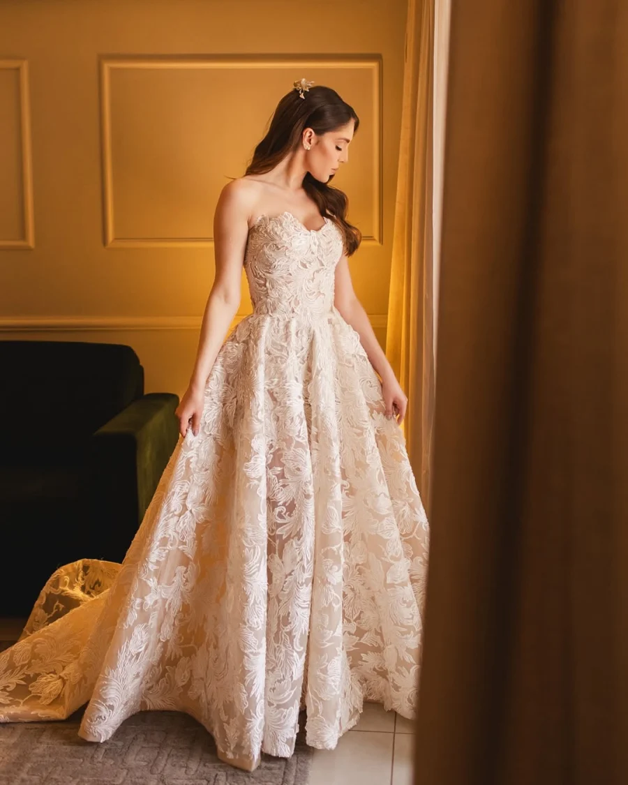 noiva com vestido tomara que caia rendado