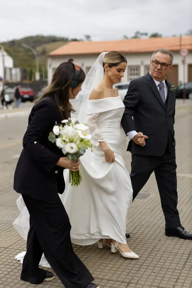 noiva ao lado do pai e assessora