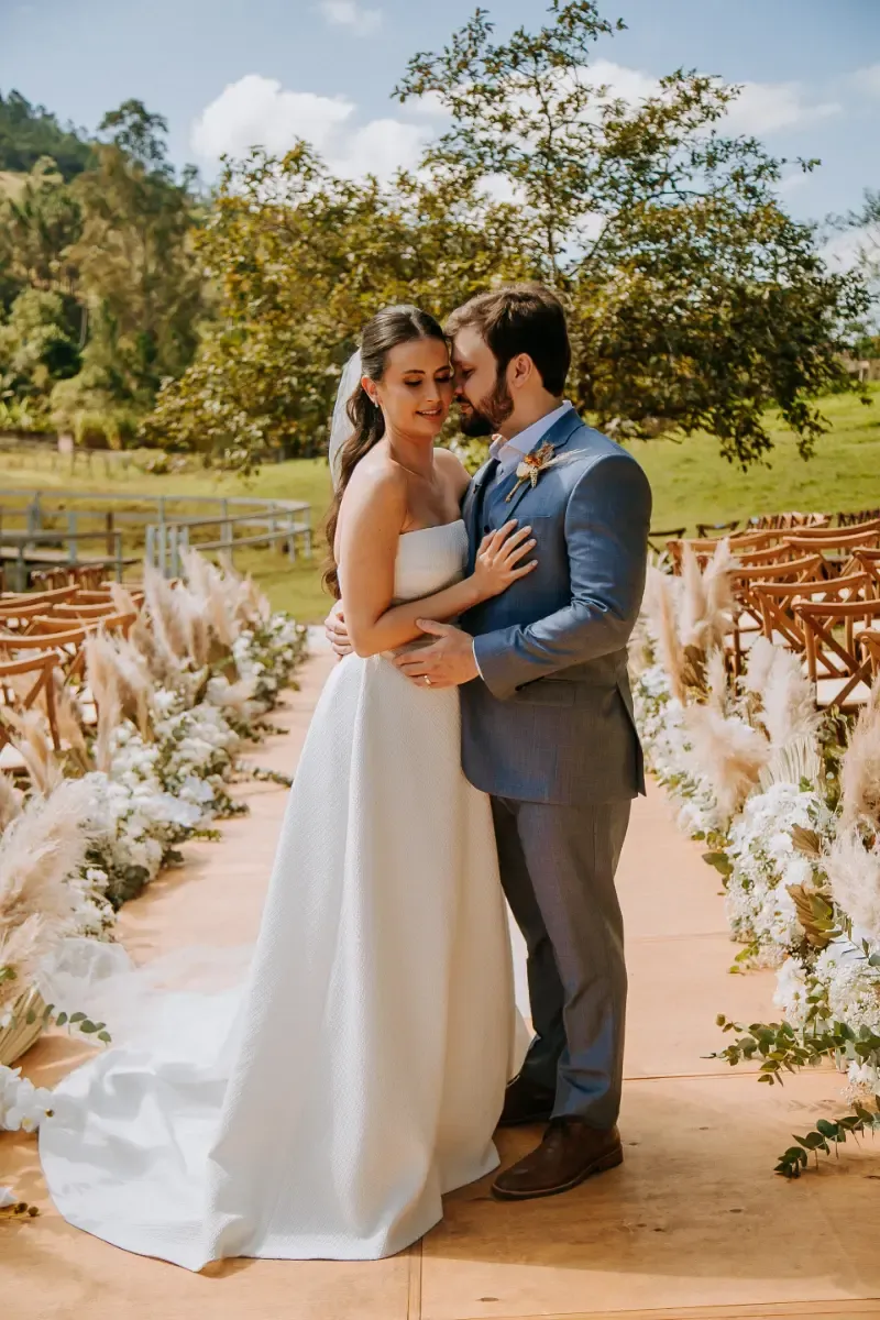 noivos abra&ccedil;ados