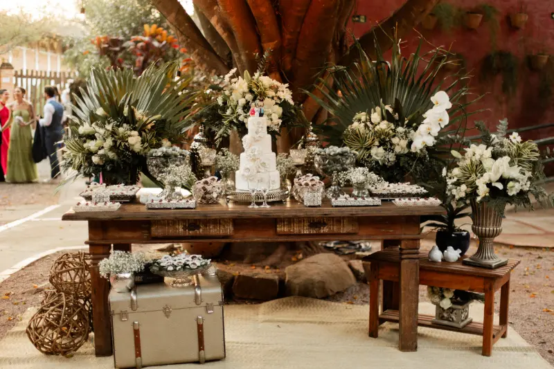 mesa do bolo de casamento com flores brancas