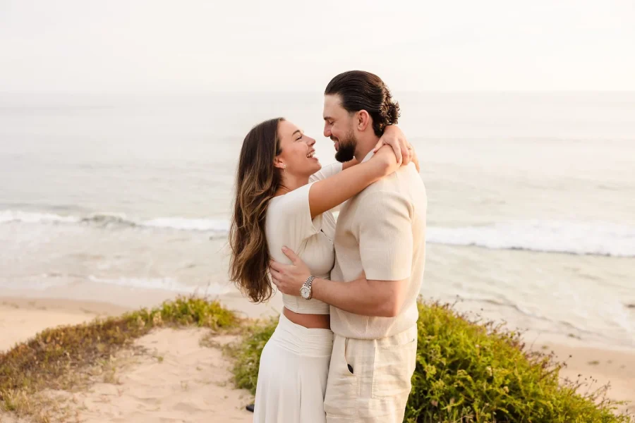 casal abraçados na praia
