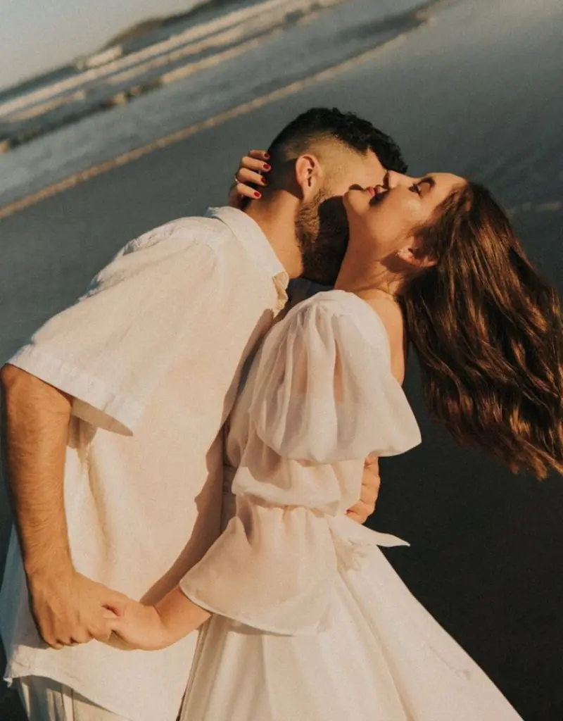 casal em ensaio pré wedding na praia