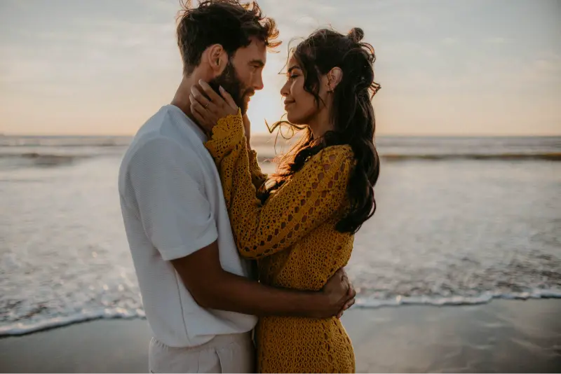 casal na praia ao pôr do sol