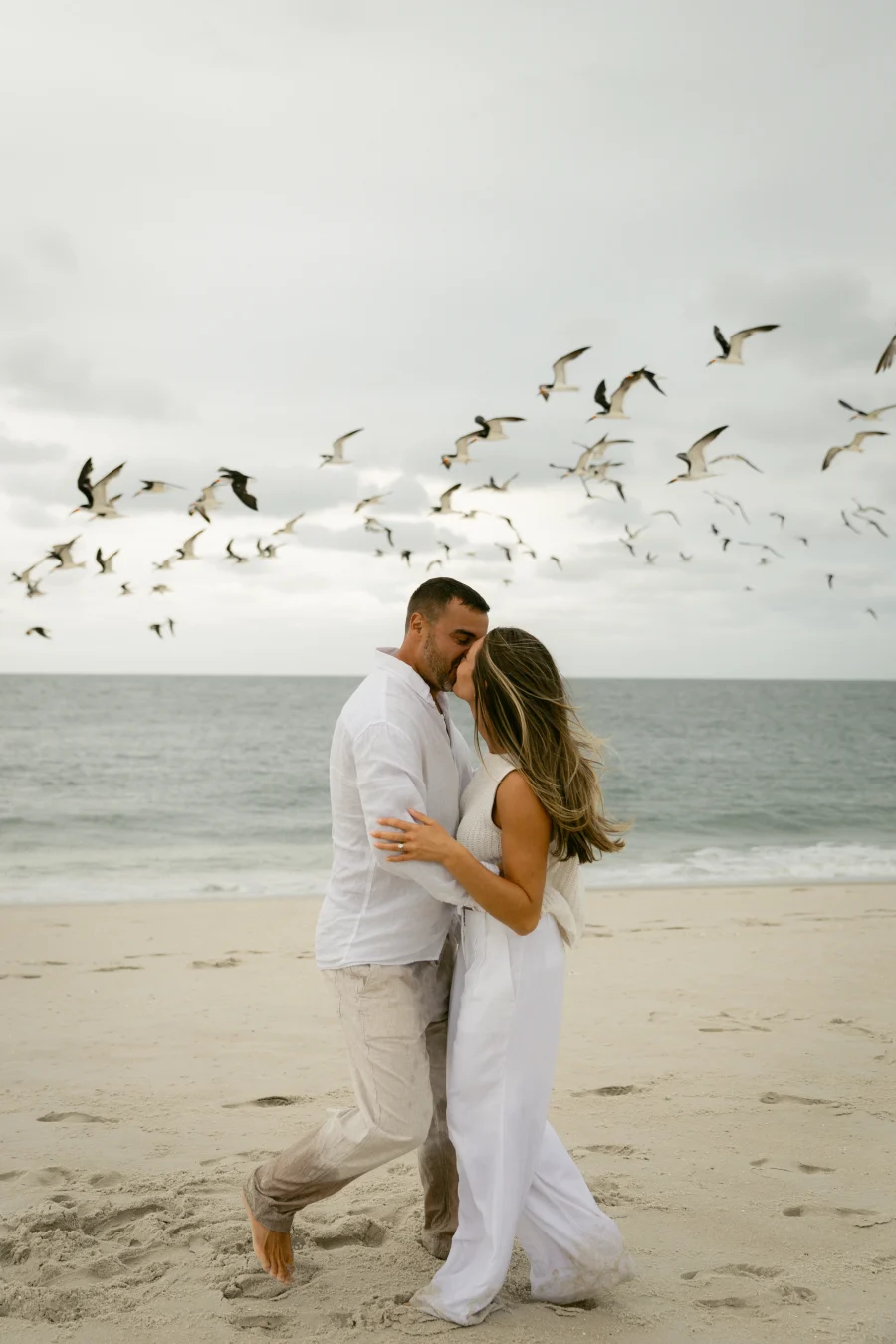  casal se beijando na praia