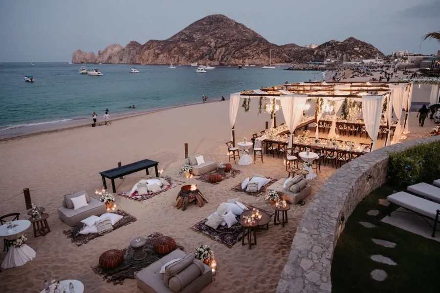 casamento na praia com tenda e mesas comunit&aacute;rias para os convidados