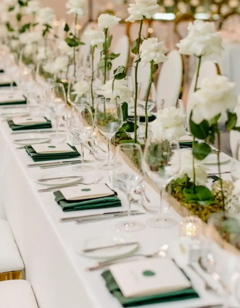 mesa de casamento verde esmeralda em detalhes