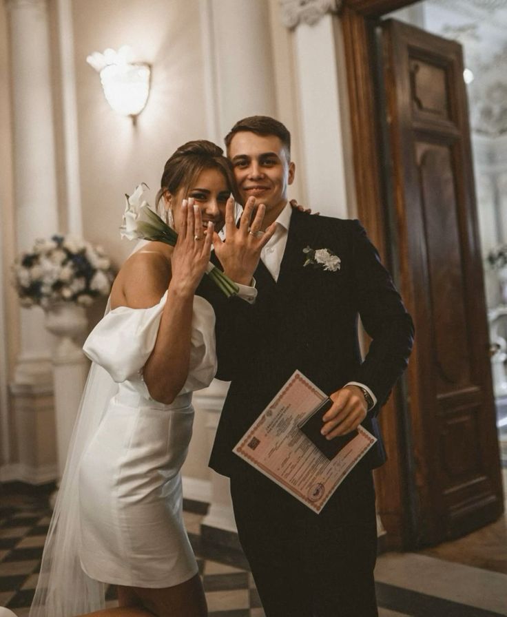 momento de celebra&ccedil;&atilde;o de um casamento, onde o casal exibe suas alian&ccedil;as rec&eacute;m-trocadas e segura a certid&atilde;o de casamento