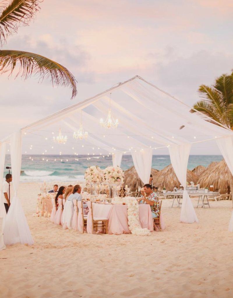 convidados em tenda na praia