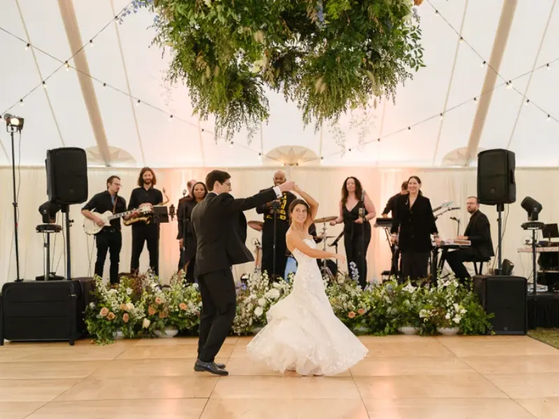 dan&ccedil;a dos noivos em casamento no campo