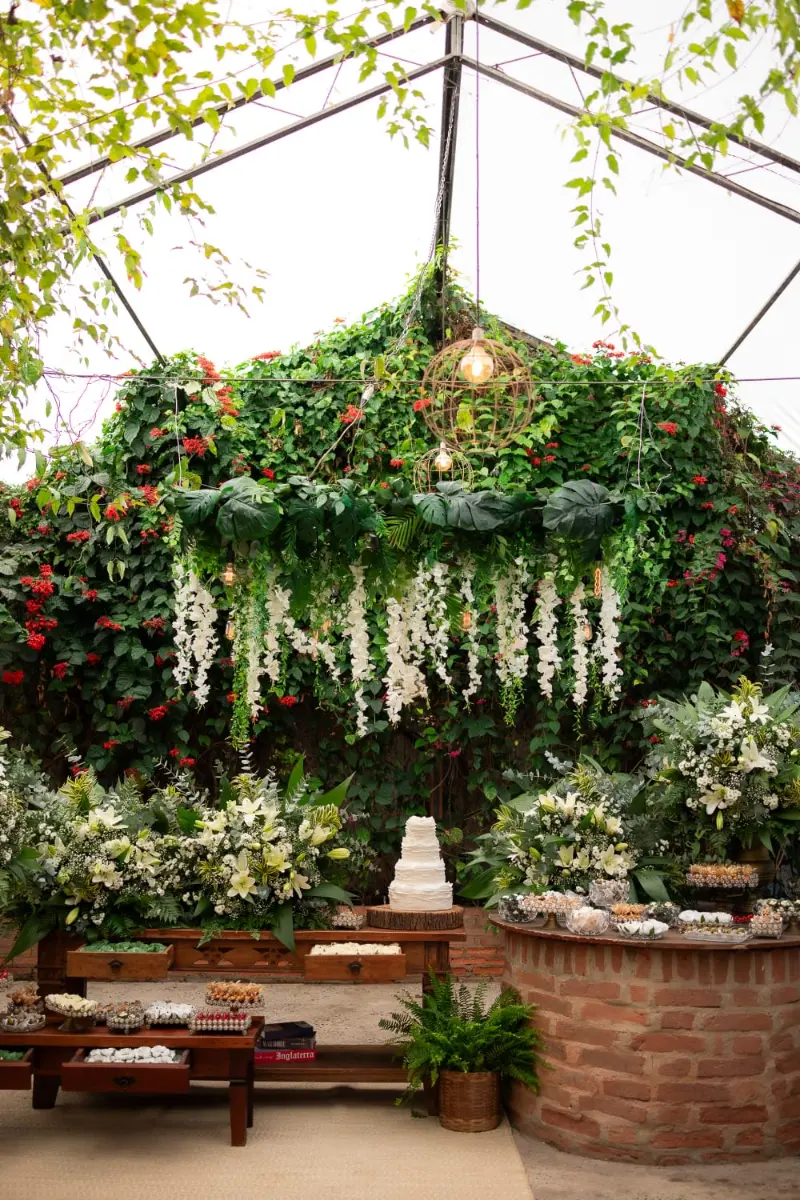 mesa do bolo de casamento com flores brancas e amarelas