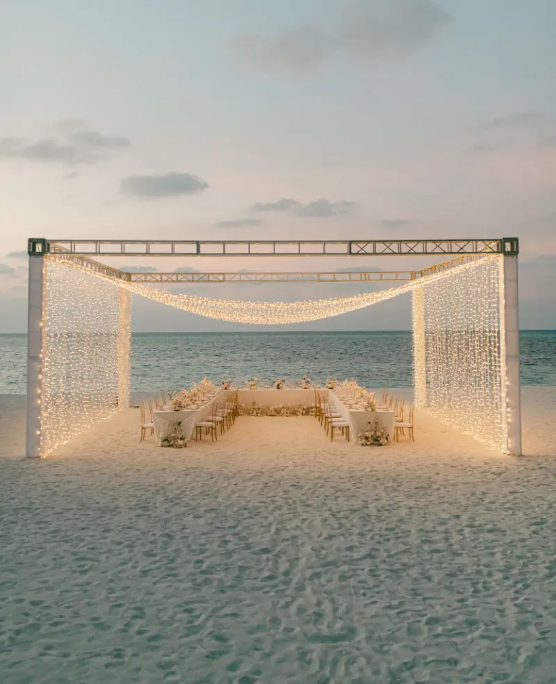 estrutura para casamento &agrave; noite na praia