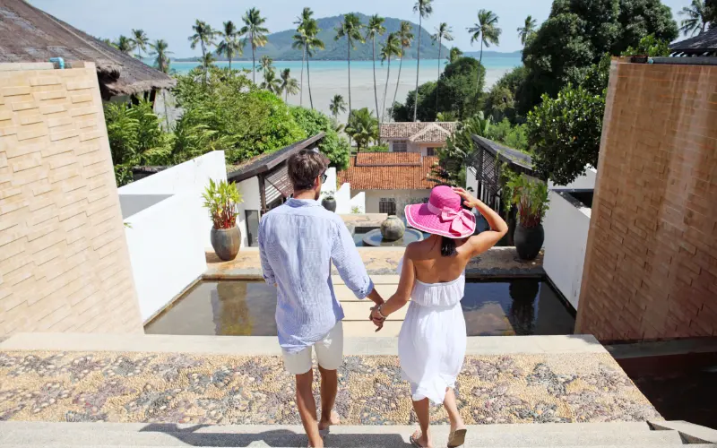 casal curtindo licen&ccedil;a de casamento em resort