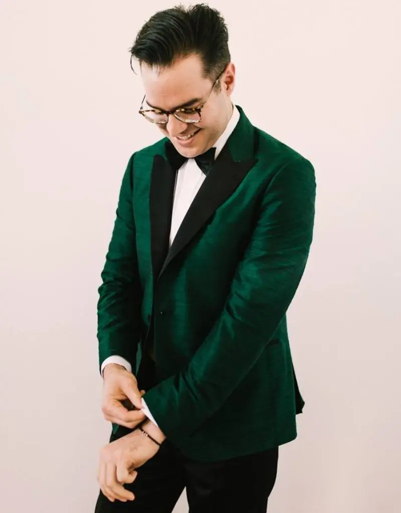 noivo arrumando terno verde esmeralda