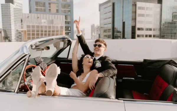 capa post: noivos em carro antigo