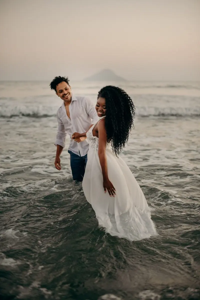 noivos felizes no mar