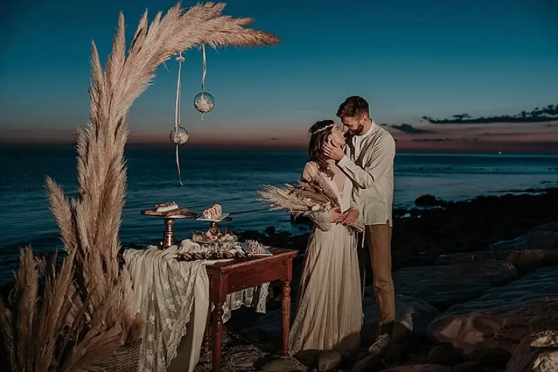 noivos juntos na praia ao anoitecer