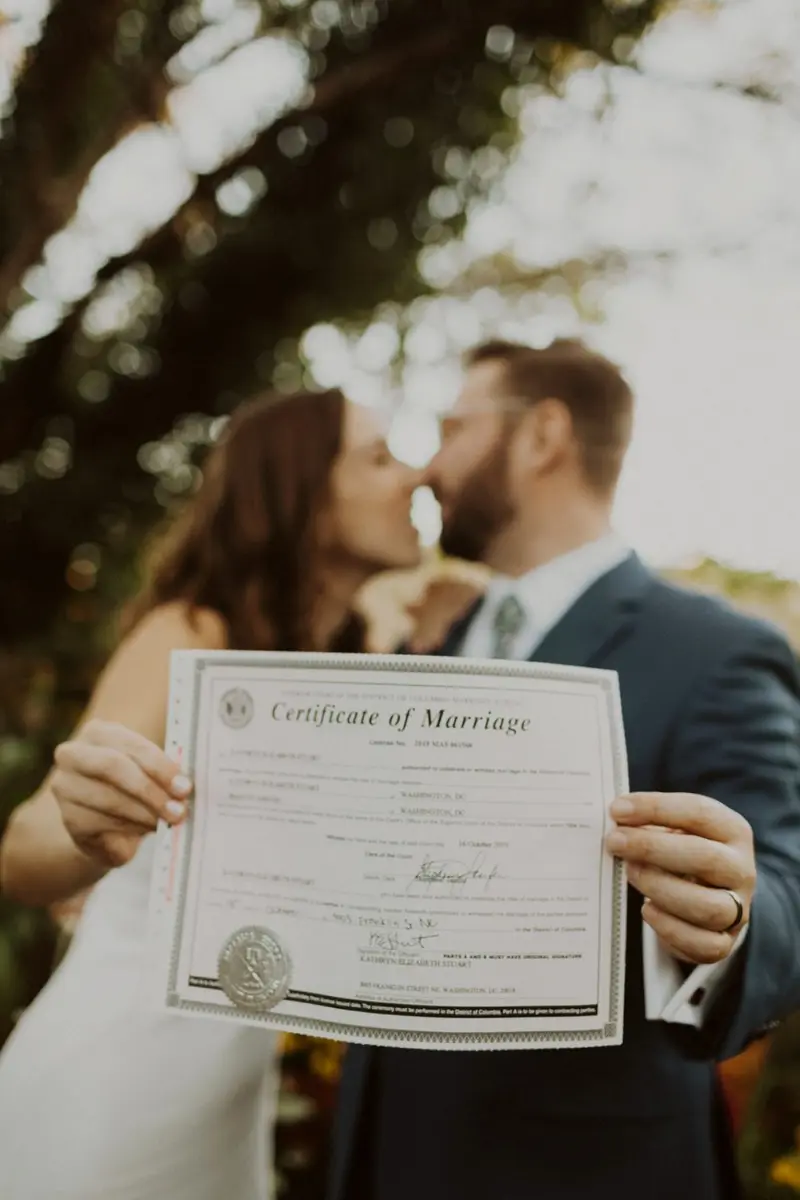 noivos segurando licen&ccedil;a de casamento