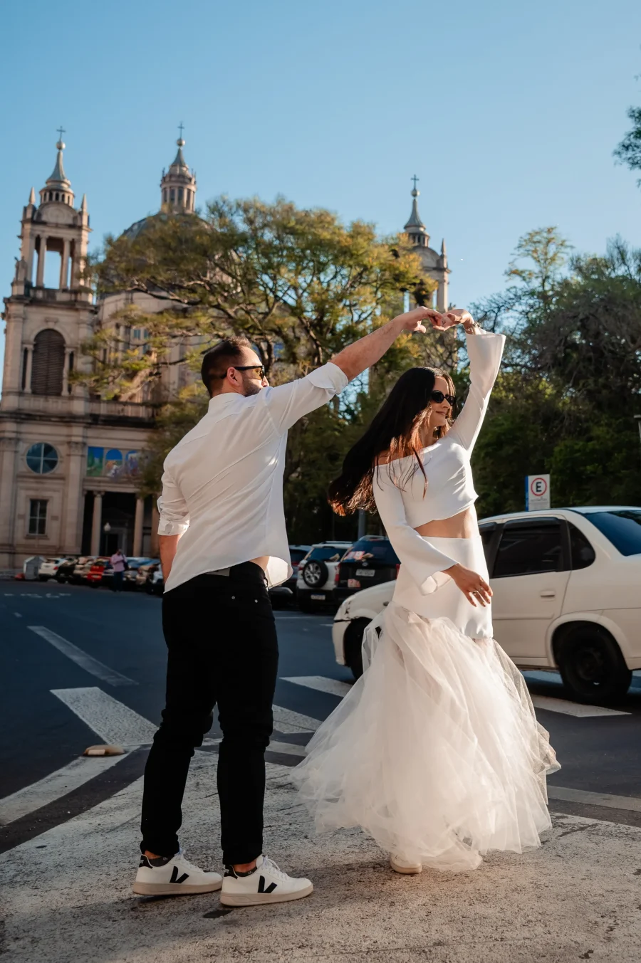 noivos no pre wedding dançando