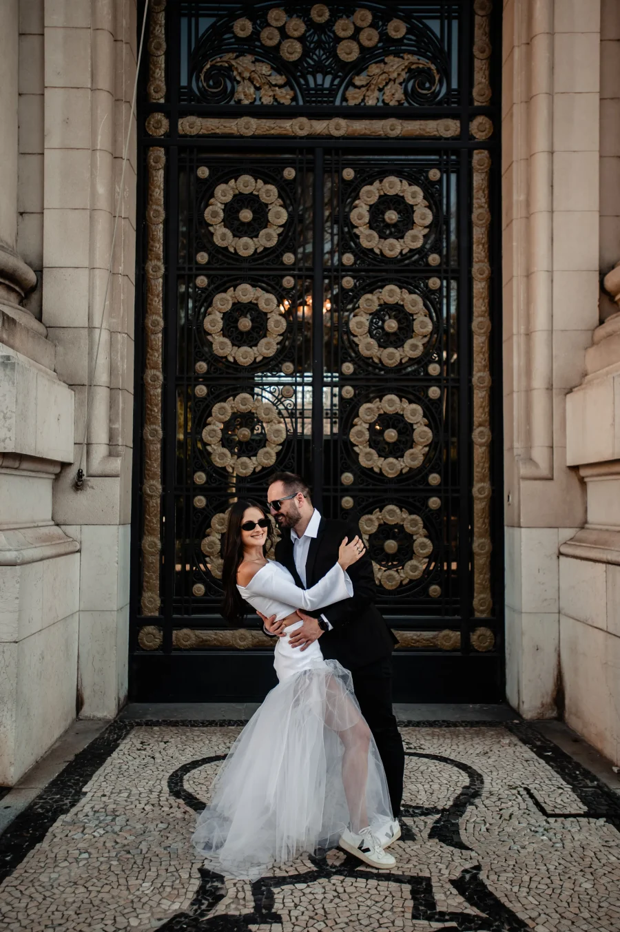 noivos abraçados na frente de predio historico