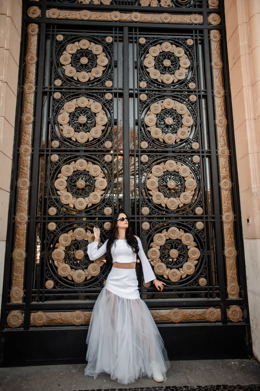 noiva com saia assimetrica na frente de porta