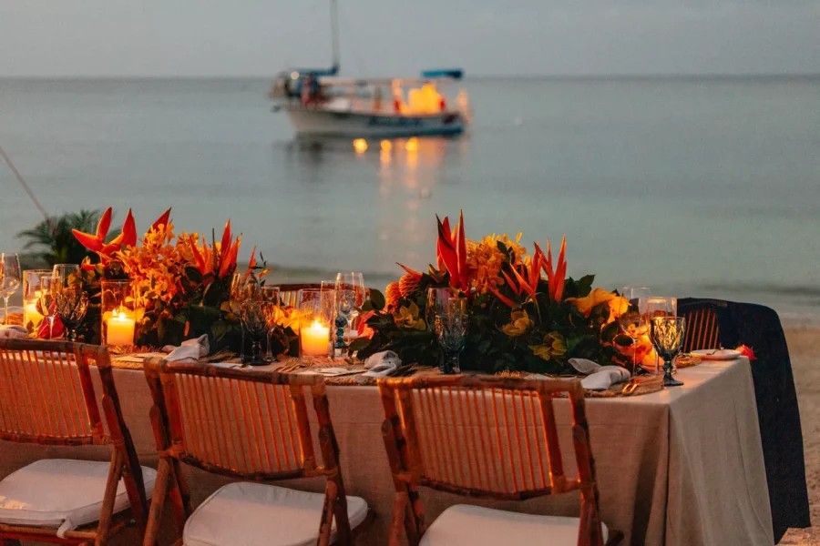 recep&ccedil;&atilde;o de casamento &agrave; noite na praia com mesa de frente pro mar