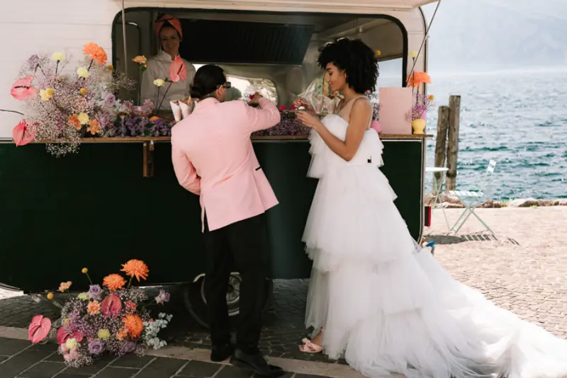 noivos em frente a carrinho gourmet seguindo roteiro para casamento