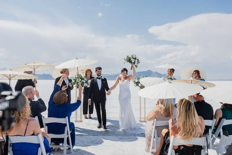 sa&iacute;da dos noivos em micro wedding no deserto 