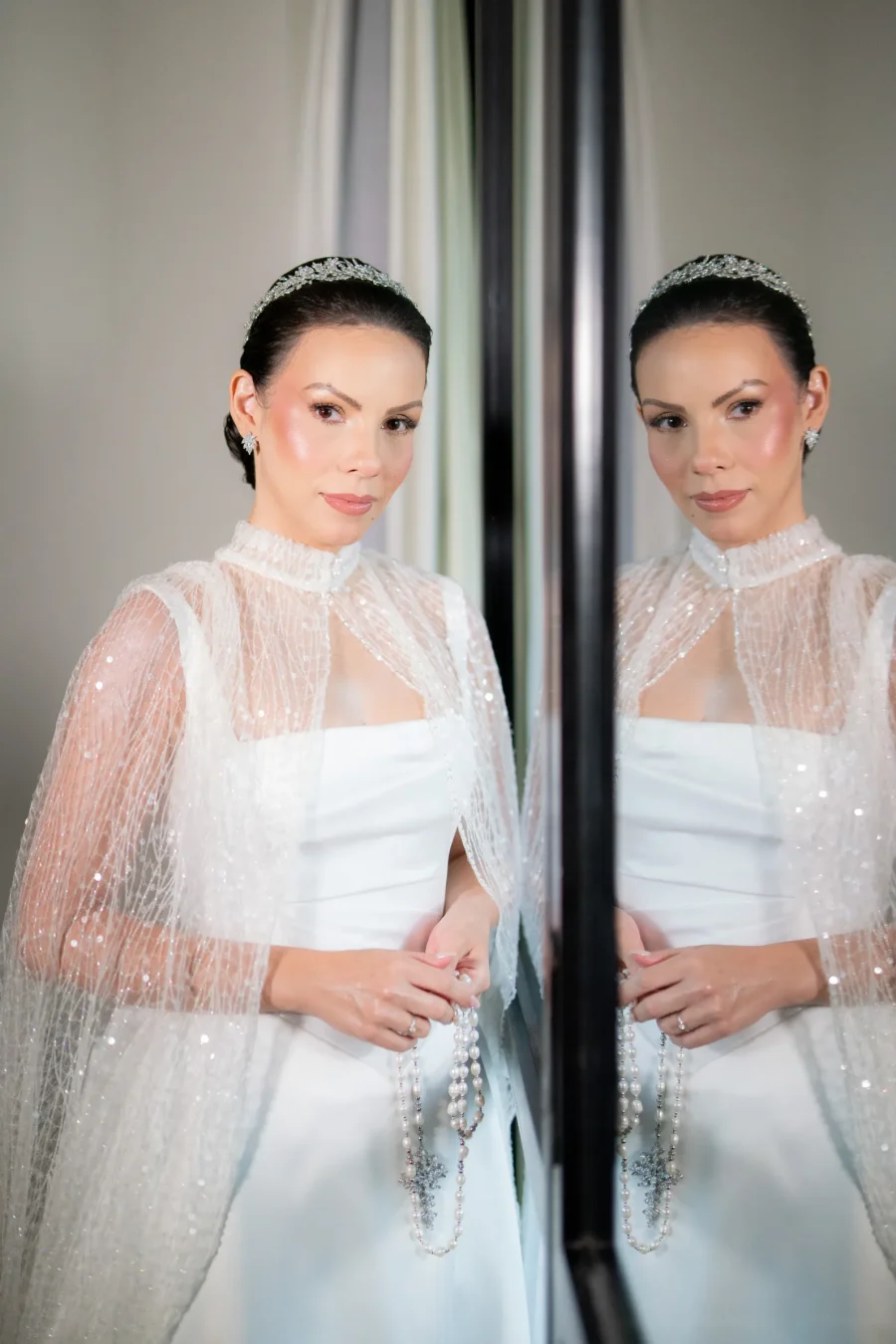 mulher com vestido de noiva com capa