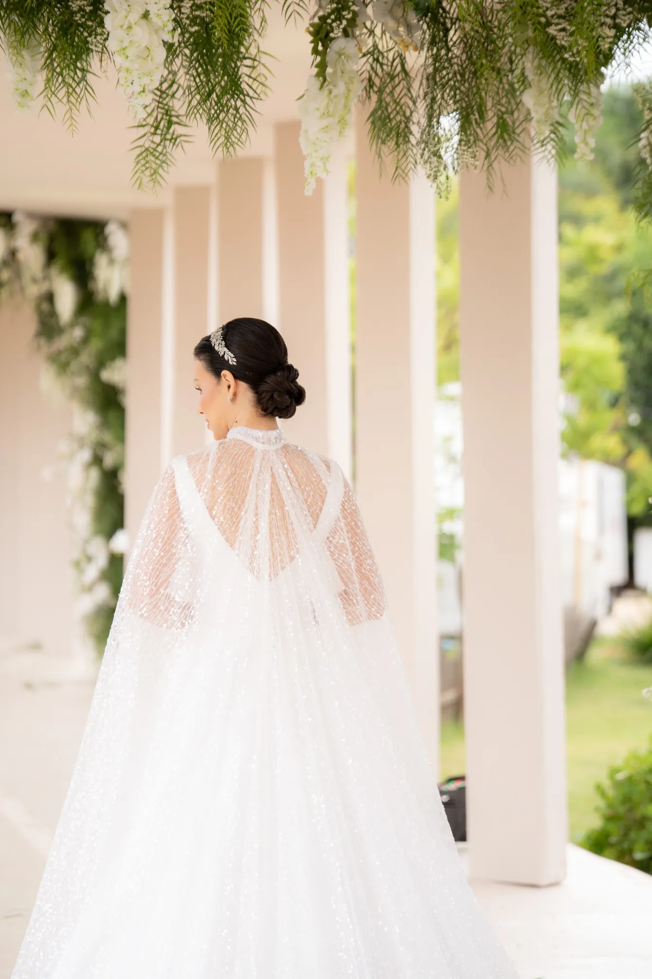 mulher com vestido de noiva com capa com bordado