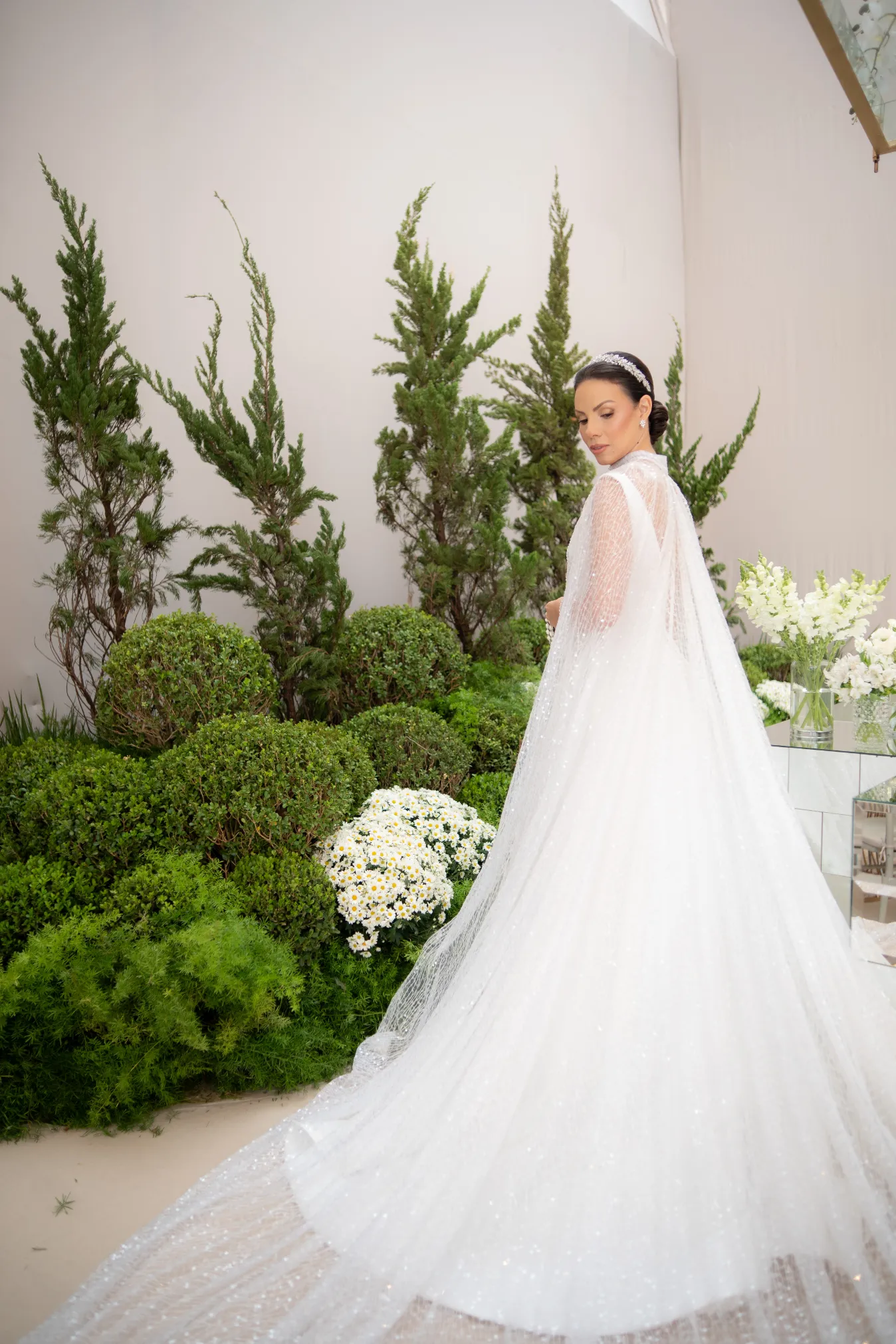 mulher com vestido de noiva com capa 