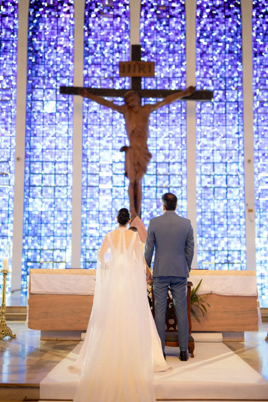 mulher com vestido de noiva com capa no casamento na igreja