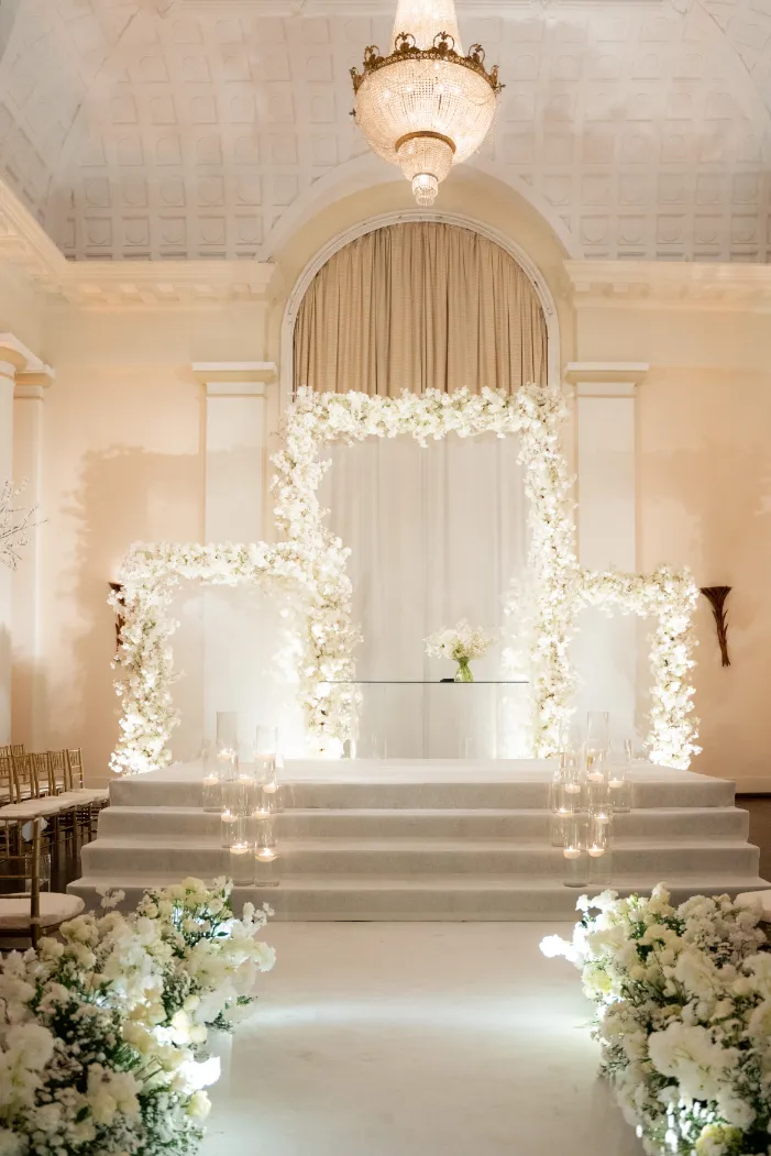 altar de casamento iluminado e branco