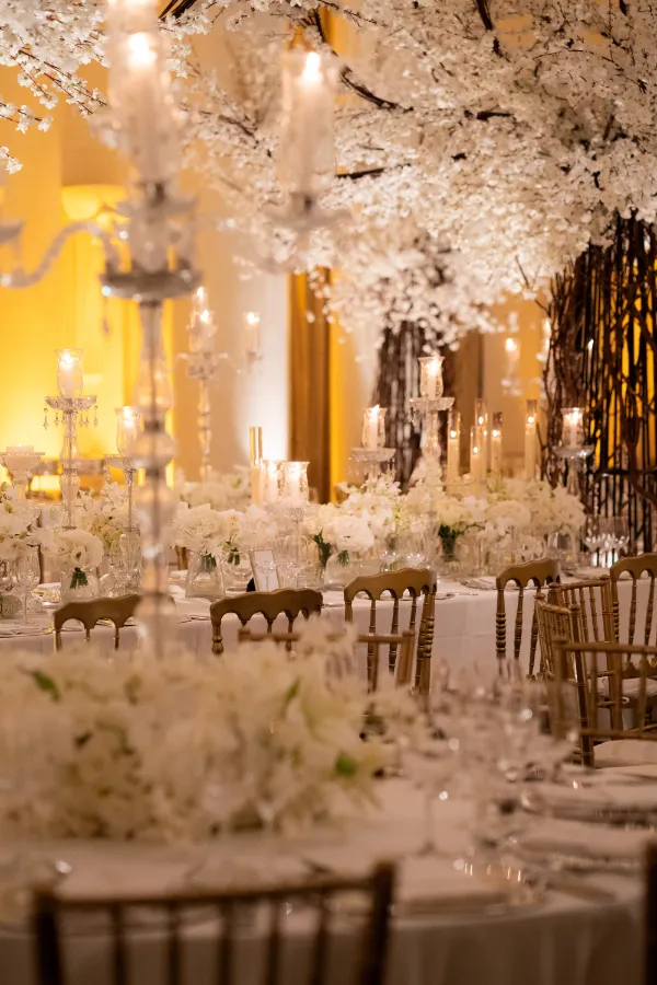 sal&atilde;o com mesa decorda com flores