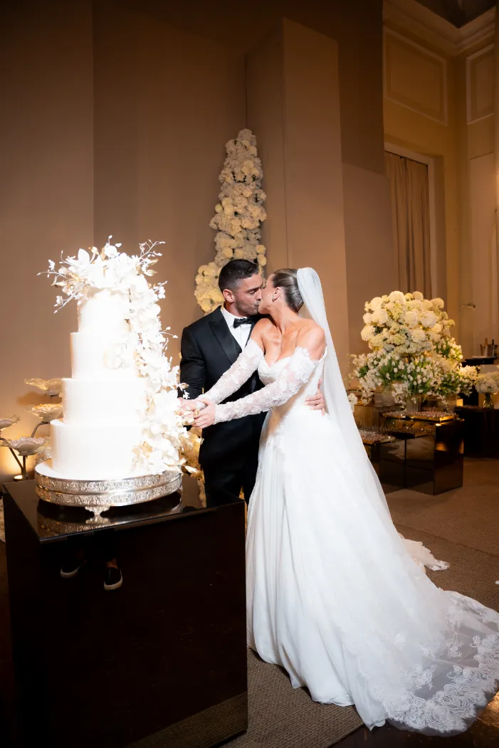 noivos cortando bolo de casamento