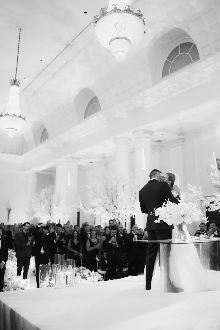 noivos se beijando no casamento