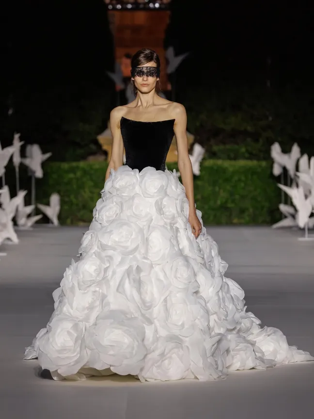 vestido de noiva tendencia com flores 3D